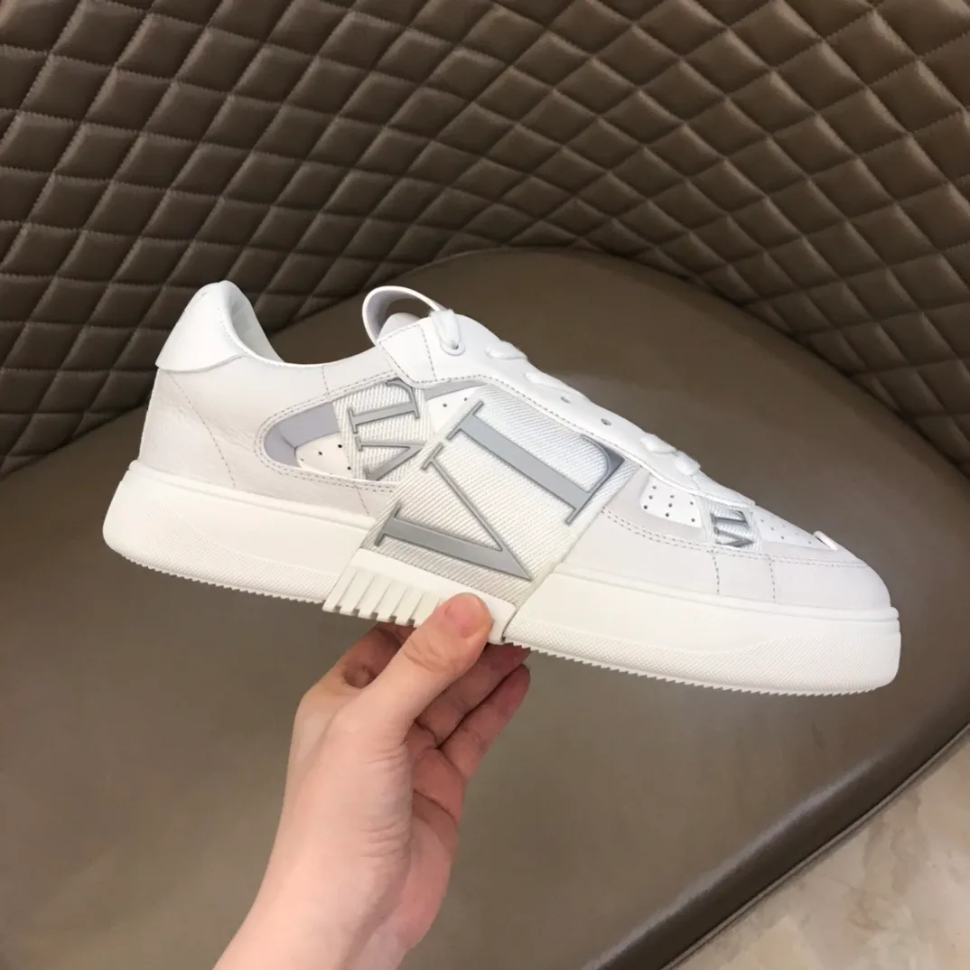 p440 "Valentin*" new spring and summer calfskin lace-up sneakers. No man should be able to refuse these shoes. The classic color scheme is so handsome! Purchase a high-precision replica of the original version to instantly sell off the market currency! 6 VLTN logo rubber effect straps - Valentino Garavani Logo printed on the back and tongue, all materials are customized to ensure quality! Size: 38-44